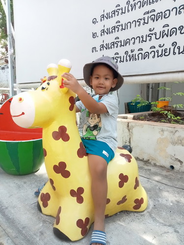 สวัสดีคะสอบถามพ่อแม่ทุกครว่าลูก4ขวบกว่าแล้วไป รร. ทำไงถึงไม่ร้องให้บ้างคะแล้วไม่ยอมเล่นกะเพื่อน