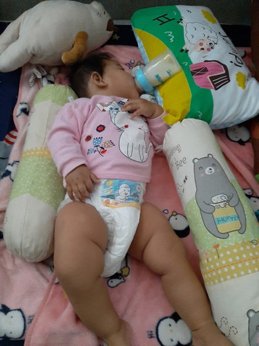 ลูกๆของแม่ๆจับขวดนมได้ตอนอายุเท่าไหร่กันค่ะ