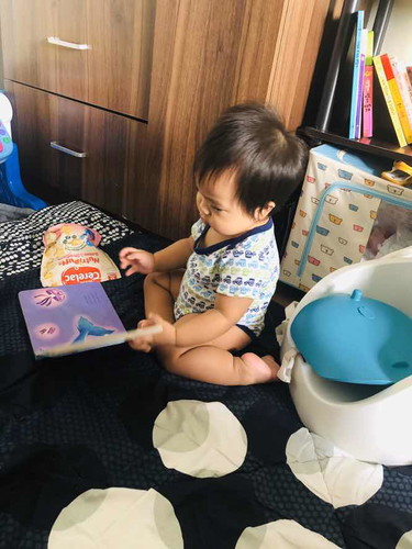 Baby recognizes different books