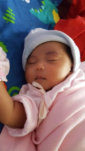 ทำไมลูกถึงแหวะนมผง และนมแม่