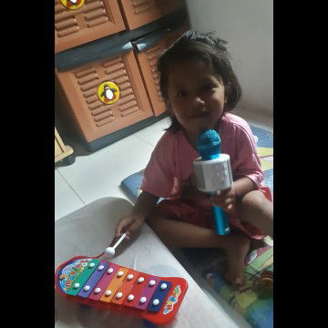 Anak aktif bermain dengan musik