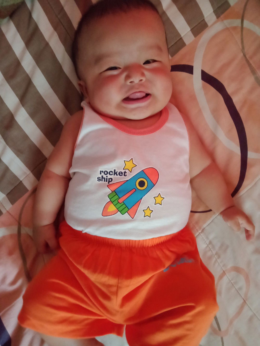 DOES NOT HOLD HIS HEAD UP AT 6 MONTHS