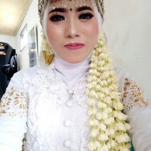 Dini Nuraini profile icon