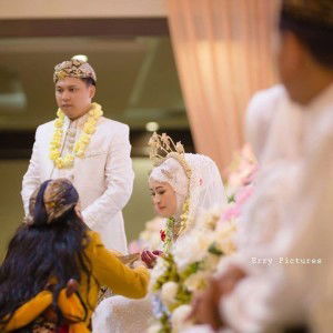 Putri Alfalaqiah profile icon