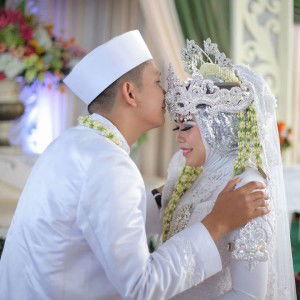 Laras R Poetri profile icon