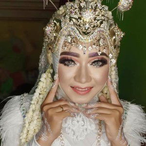 Nadi Aprianti S profile icon