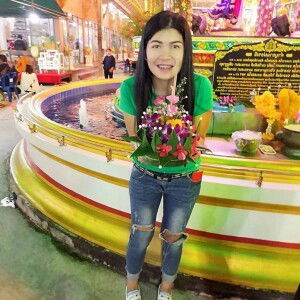 นี ยืนงงกลางสายฟ้า profile icon