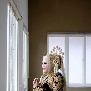 Yulie Thria profile icon