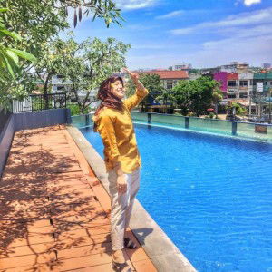 Ria Rizky profile icon