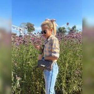 Fara Sanisuriwong profile icon