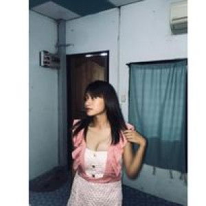 ยืนยิ้ม ที่ริมคลอง. profile icon