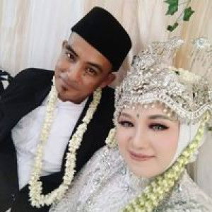 Dwi Apriyanti profile icon