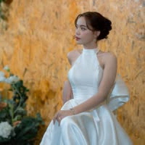 Bee Watinee profile icon