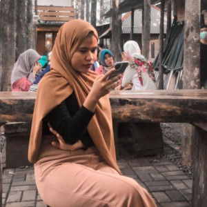 yenni ratna sari profile icon