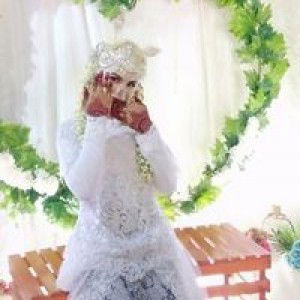 Esthy Lasari profile icon