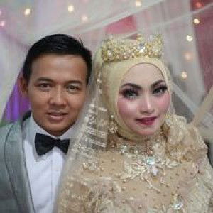 Puji Lezthary profile icon