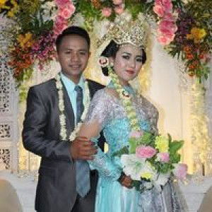 Dewi SienounnaAms profile icon