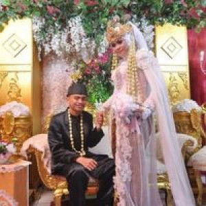 Reni Anggraeni profile icon