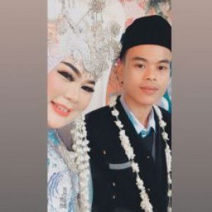 Revi Apritasari profile icon