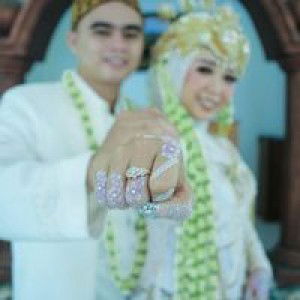 Dewi Apriliyani profile icon