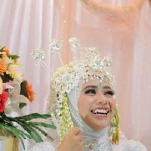 Indah Komalasari profile icon