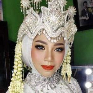 Santia Andriani profile icon