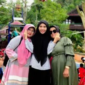 Ulfiah Tuti Syam profile icon