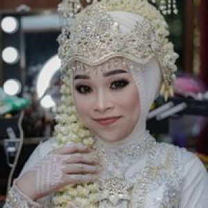 Rhiagustina profile icon