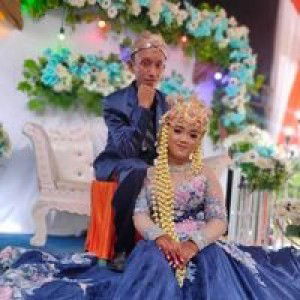 Putri Em ON profile icon