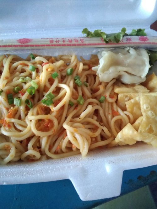 suka makan mie pedes