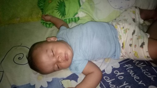 Alhamdulillah sekarang dede alif usia nya 7/1 hari, skrg udah mulai bisa merangkang dan duduk.