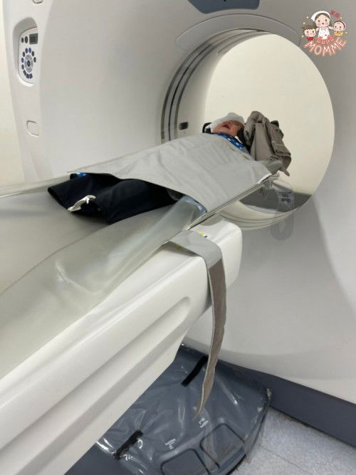 ระหว่างกำลังจะเปลี่ยนผ้าอ้อมให้น้องปาลิน คุณพ่อกำลังไปหยิบผ้าอ้อมมาเปลี่ยนเสี้ยววินาทีเดียว น้องดิ้นพลัดตกจากที่เปลี่ยนผ้าอ้อมลงมากระแทกของเล่น