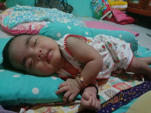 bayi 1 bulan tidur miring