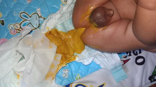 Hello mga momsh normal lang poba ganitong poop worried napo kase ako pure bf Po sya