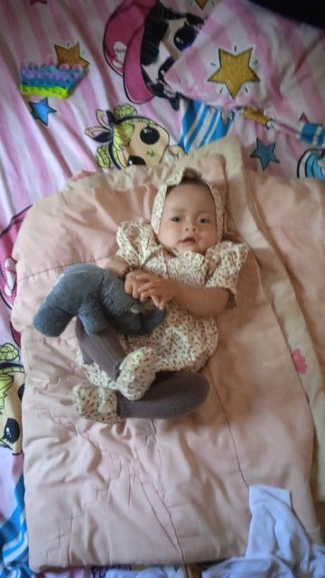 Bayi ssya 10 bulan 5 hr blm bsa duduk bun atau pun meramgkak .