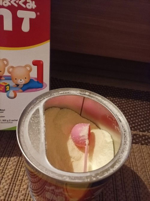 GERATIS klo ada yg minat, susu 400gr blm d buka, dan 1 kaleng baru di pake 3x krna asi keburu keluar