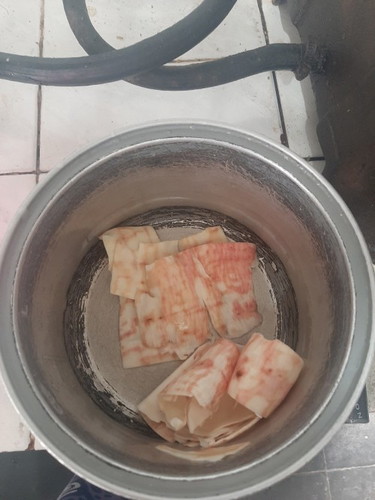 Makan tumisan kulit singkong
