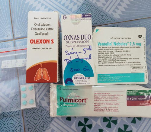 bé e 1 tuổi bị viêm phế quản hôm nay hôm t3, ngày đầu dùng kháng sinh bé ngủ chân tay cứ giật giật,