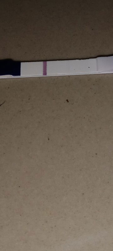 อยากทราบว่าขีดจางๆแบบนี้ตั้งครรภ์ไหมคะ