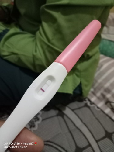 Saya telat haid 2 Minggu di kira saya itu positif karna aku tespek garis dua samar satunya eh taunya