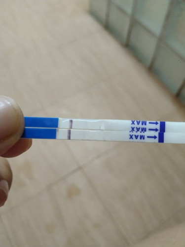 ขึ้น2ขีดจางๆแบบนี้ท้องไหมค่ะ