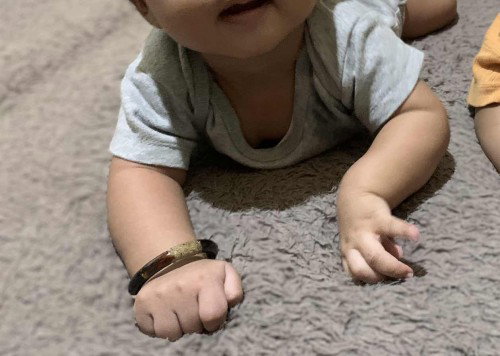 Tangan bayi kesamping saat tengkurap
