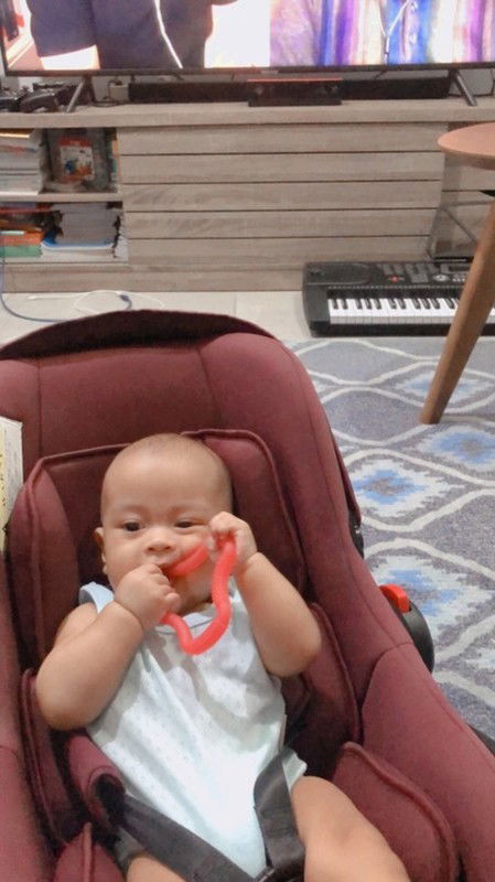 bayi hoby menghisap jempol kaki