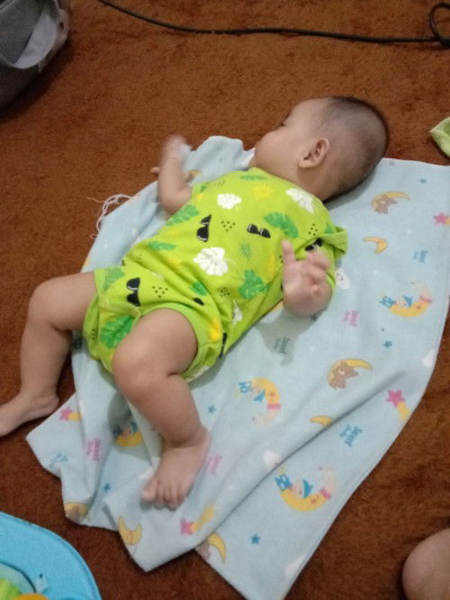 Bayi 4 bulan angkat pantat