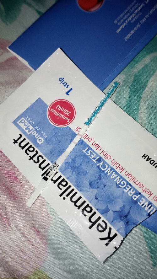 Halo bund.... 
Mau tanya ini garis 2 tapi 1nya masih samar bun.... Ini positif apa ngga yaa....