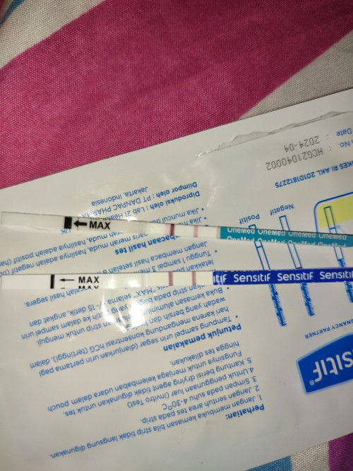 Garis di testpack onemed di bagian atas buram, bawah tebal