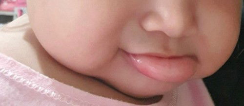 May parang kumagat sa labi ni Baby