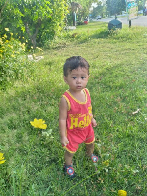 เดินเล่นข้างบ้านครับ ขวบกว่าแล้วนะ เตชินท์เองครับ