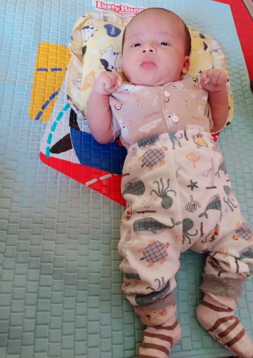 Tummy time untuk umur 1 bulan