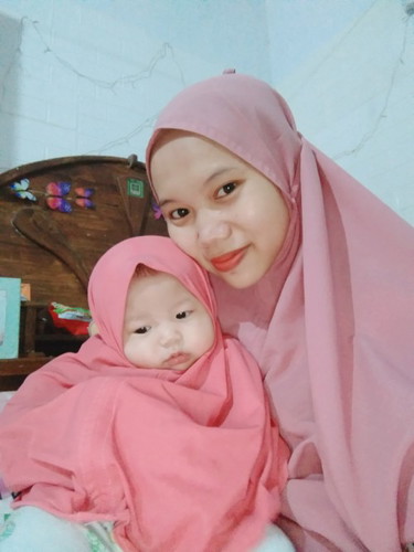 Bayi 3bln Mauny digendong menghadap kebelakang/ditaruh dipundak,kalo mau tidurpun harus seperti itu